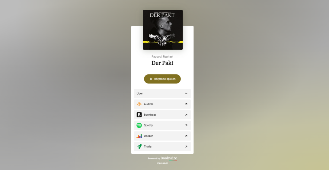 Zentrale Übersichtsseite für einen Buchtitel mit Coverabbildung, Titel ›Der Pakt‹ und einer Liste von Plattformlinks wie Audible, BookBeat, Spotify, Deezer und Thalia.